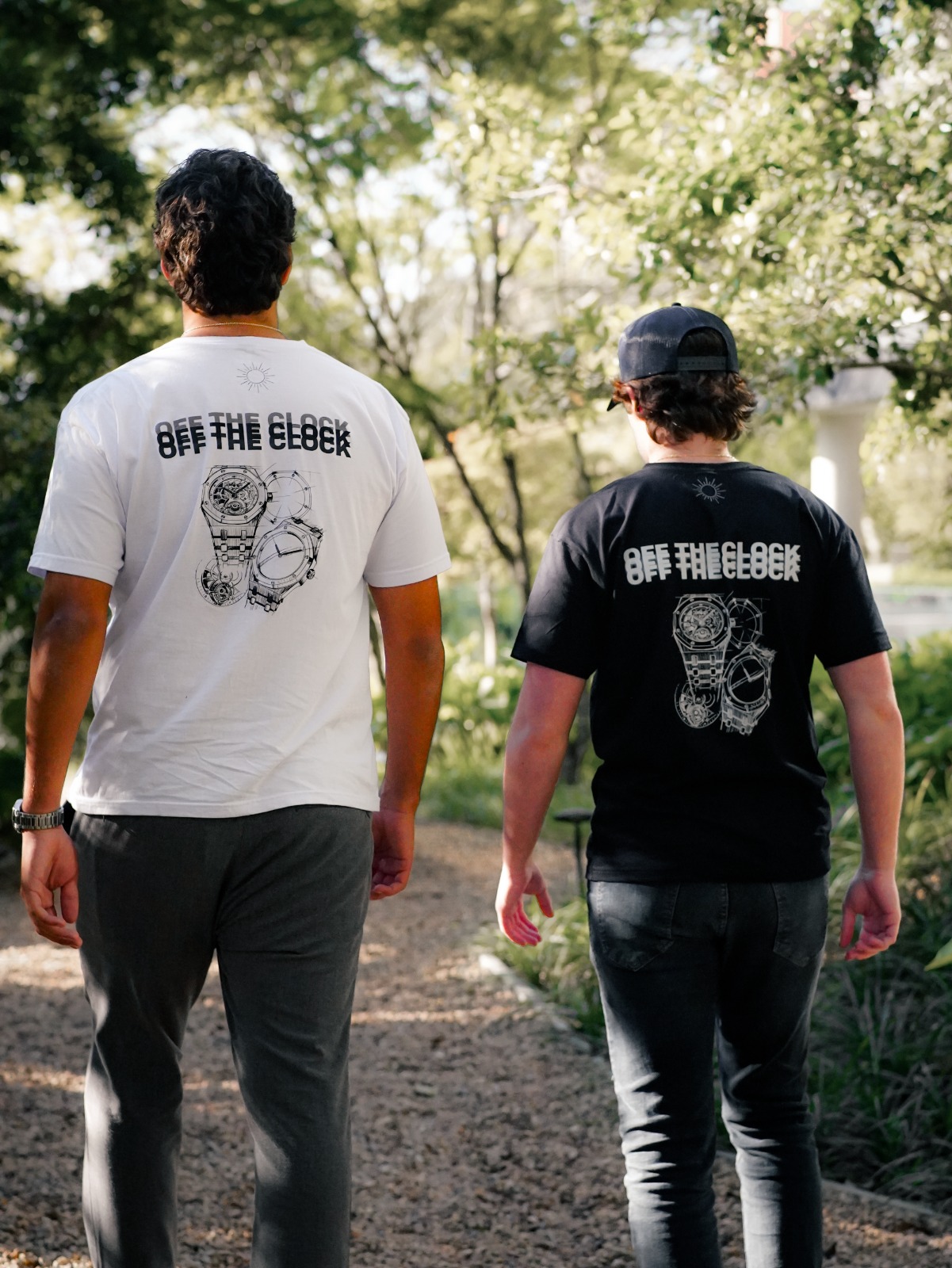 Dois modelos usando camisetas NUR OFF THE CLOCK, uma branca e uma preta